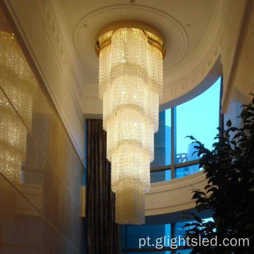 Lustre longo com decoração luxuosa e moderna no lobby do hotel